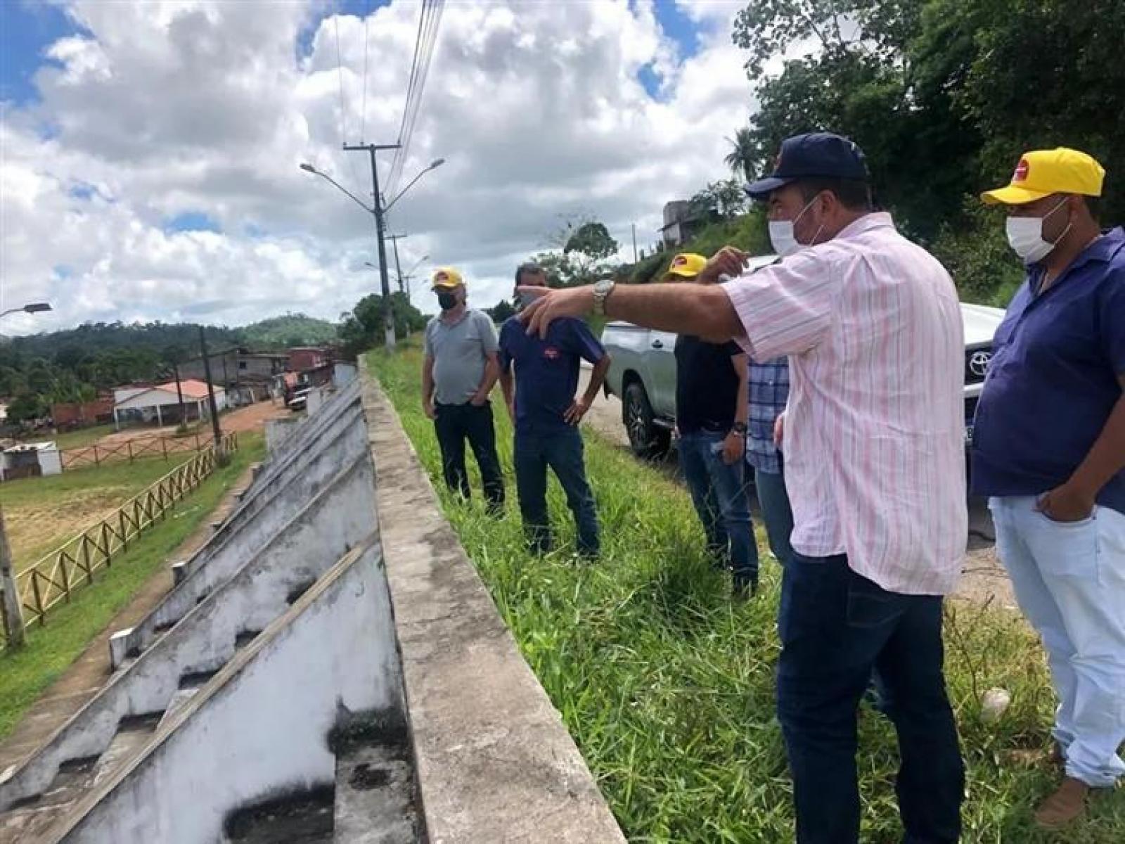 Prefeito de Jitaúna, Patrick Lopes acompanhado do vice-prefeito e empresários visitou órgãos públicos e vistoriou obras em andamento.