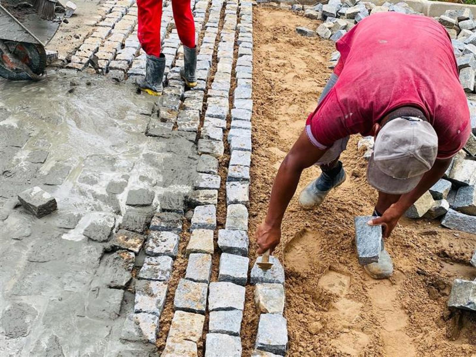 Bairro Santa Dulce dos Pobres recebe da Prefeitura de Jitaúna calçamento em paralelepípedo