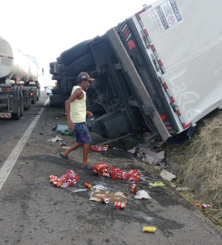 Caminhão carregado com cerveja tomba em Jequié Caminhão carregado com cerveja tomba em Jequié