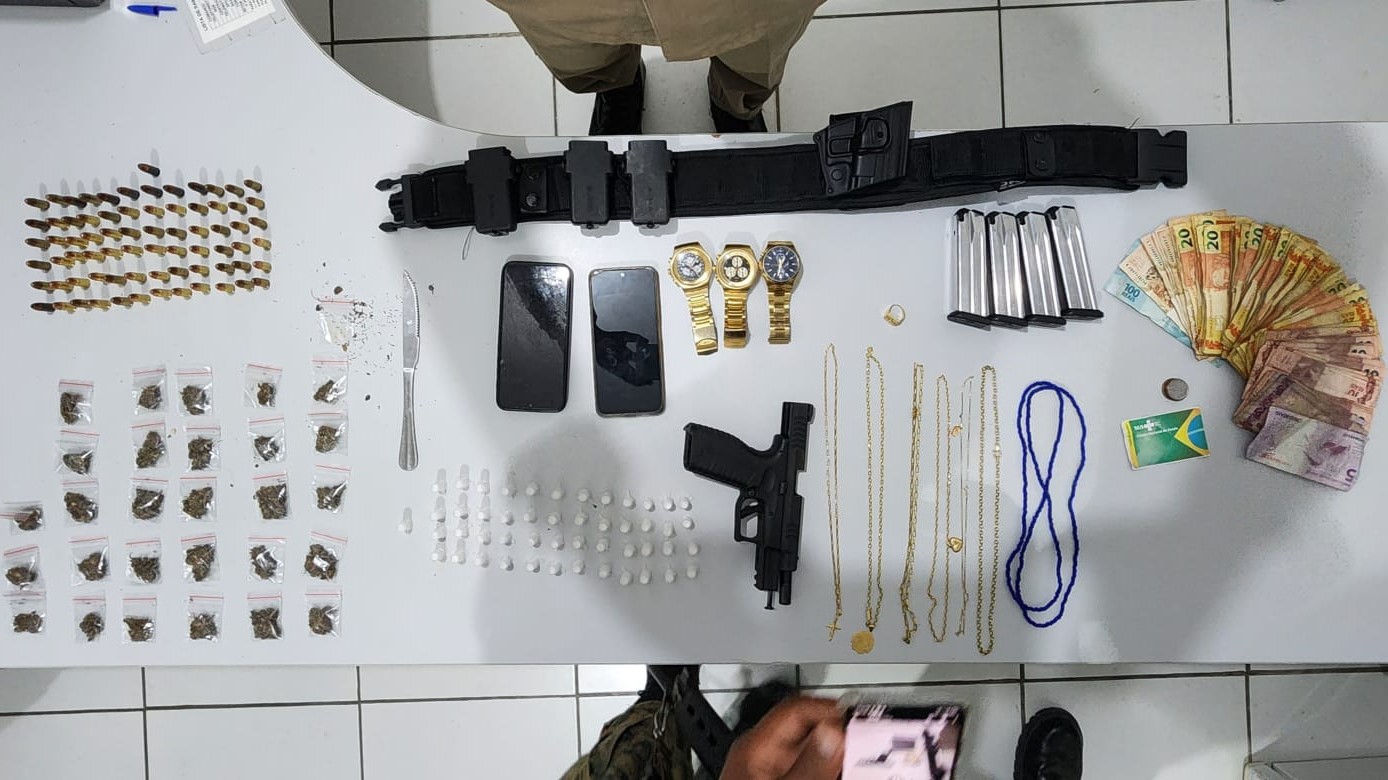Polícia Militar liberta duas reféns em Cruz das Almas e prende autores Polícia Militar liberta duas reféns em Cruz das Almas e prende autores