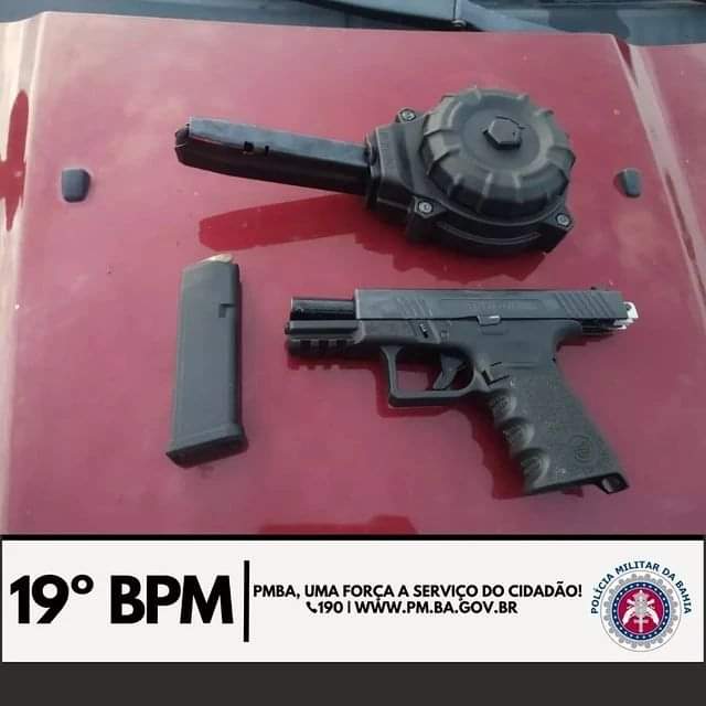 Polícia Militar interceptou bandidos no anel viário de Jequié, um dos meliantes morreu no confronto Polícia Militar interceptou bandidos no anel viário de Jequié, um dos meliantes morreu no confronto