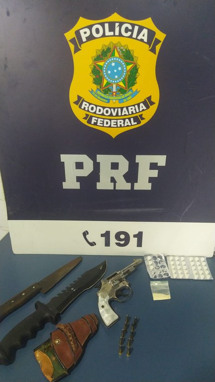 Motorista de carreta é detido pela PRF com drogas e arma na cidade de Jequié