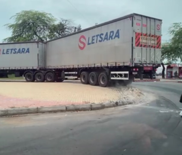 Fluxo de carretas em Jequié tem danificado a pavimentação urbana Fluxo de carretas em Jequié tem danificado a pavimentação urbana