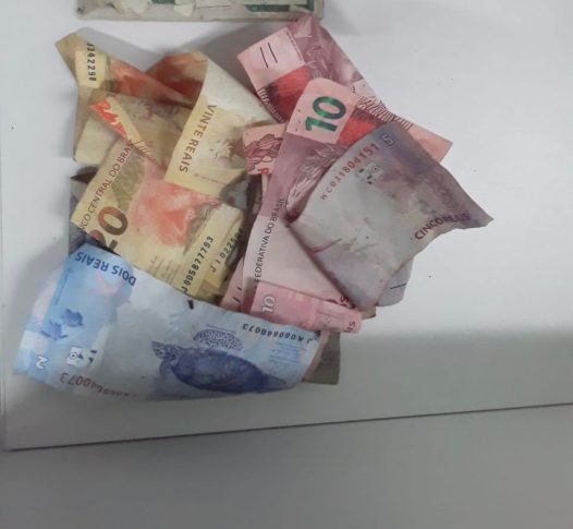 Itagibá: PM encontra dinheiro furtado de mercadinho escondido em ralo no banheiro de acusado do crime