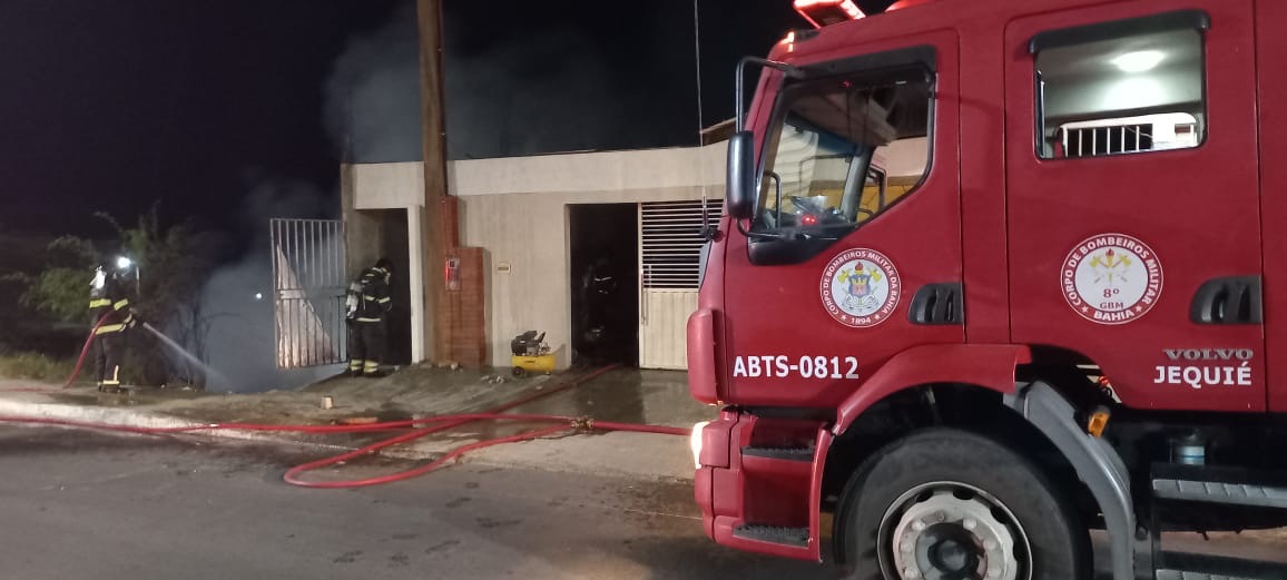 Equipe do 8°GBM atende ocorrência de incêndio em residência na Avenida Tote Lomanto em Jequié