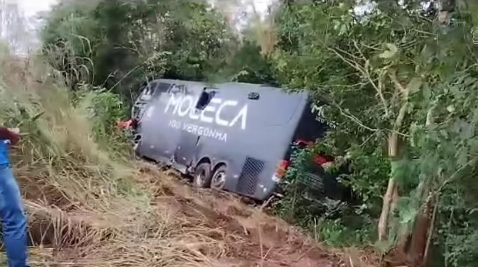Cantor jequieense está entre as vítimas do acidente com ônibus da Banda Moleca 100 Vergonha Cantor jequieense está entre as vítimas do acidente com ônibus da Banda Moleca 100 Vergonha