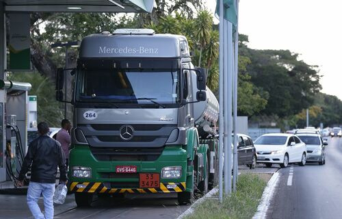 Desconto no preço de veículos vai encarecer o diesel e prejudicar os pobres, afirma economista Desconto no preço de veículos vai encarecer o diesel e prejudicar os pobres, afirma economista