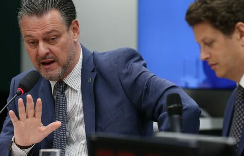 Ministro da Agricultura, em CPI, é acusado de complacência ao admitir ter amigos no MST Ministro da Agricultura, em CPI, é acusado de complacência ao admitir ter amigos no MST