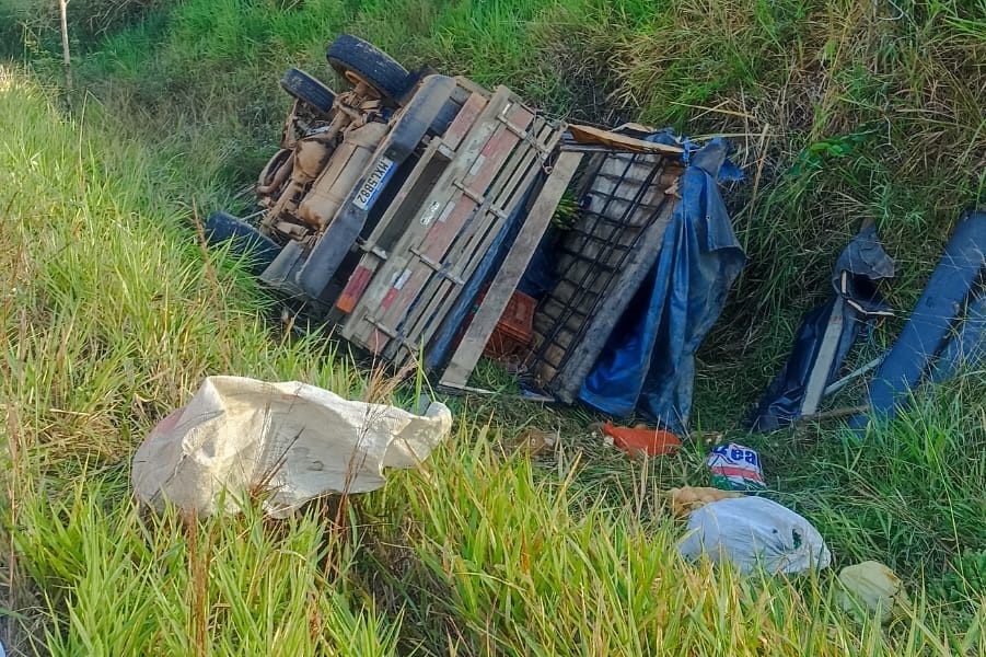 Picape de bonequeiros capotou na BA 547 em Jequié, 5 ficaram feridos Picape de bonequeiros capotou na BA 547 em Jequié, 5 ficaram feridos