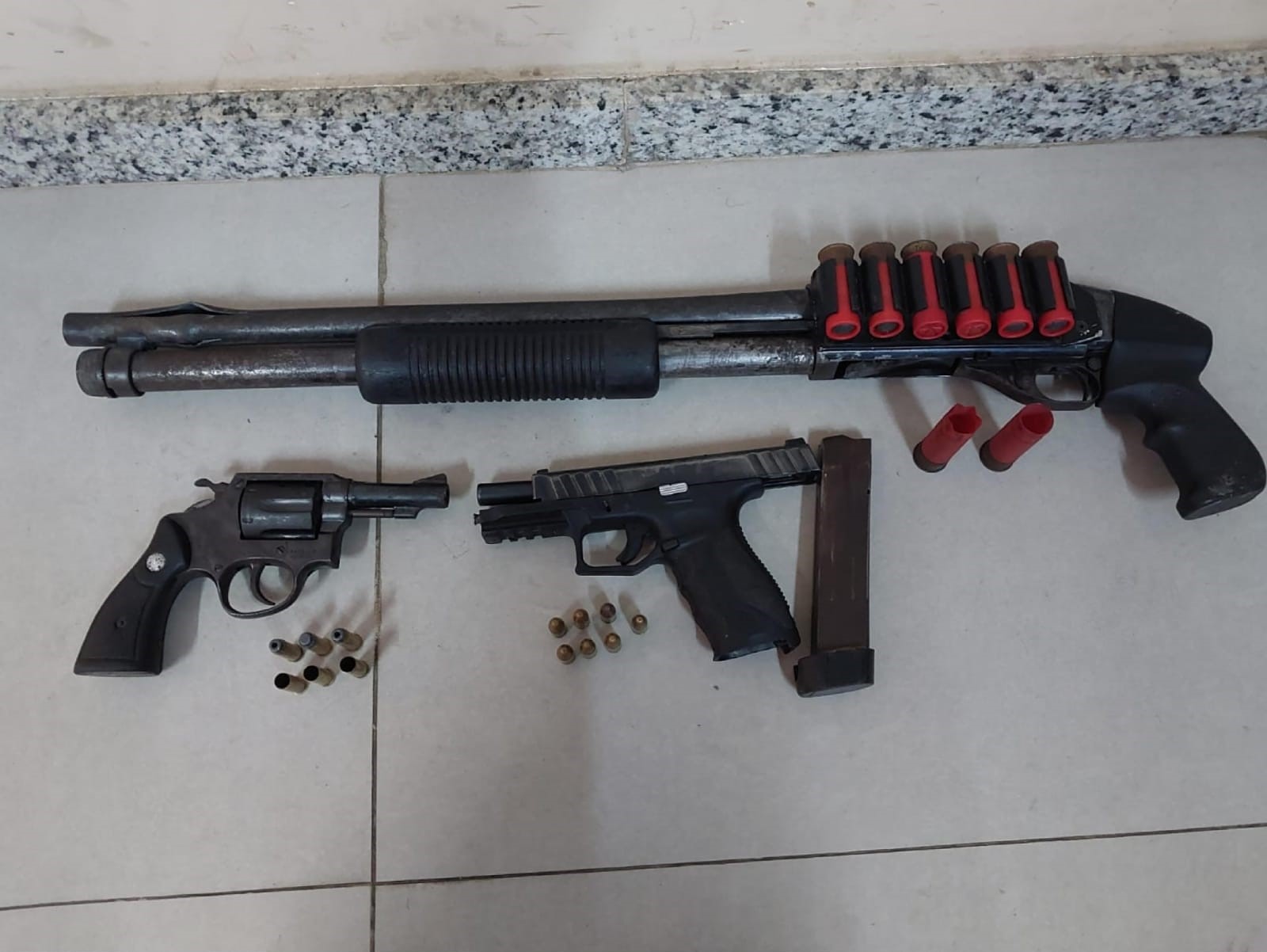 PM liberta refém e apreende três armas no Extremo Sul PM liberta refém e apreende três armas no Extremo Sul