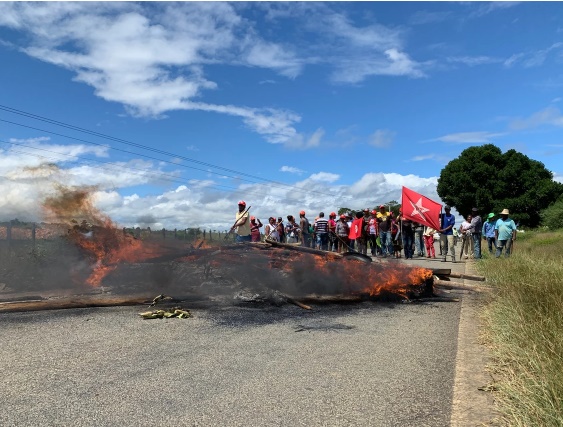 MST interditou rodovia em Maracás após serem expulsos de fazenda invadida MST interditou rodovia em Maracás após serem expulsos de fazenda invadida