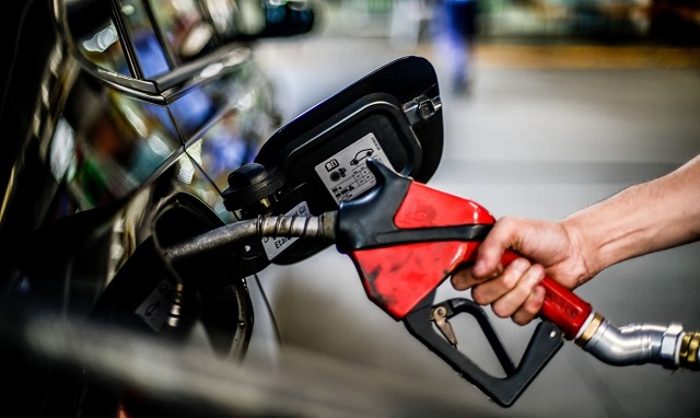 Gasolina comum sobe mais de 12% no início do governo Lula Gasolina comum sobe mais de 12% no início do governo Lula