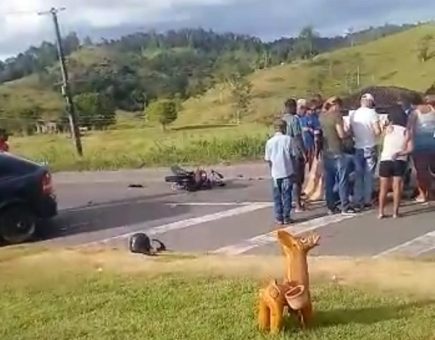 Motociclista fica ferido em acidente na BR 330, entrada de Palmeirinha Motociclista fica ferido em acidente na BR 330, entrada de Palmeirinha