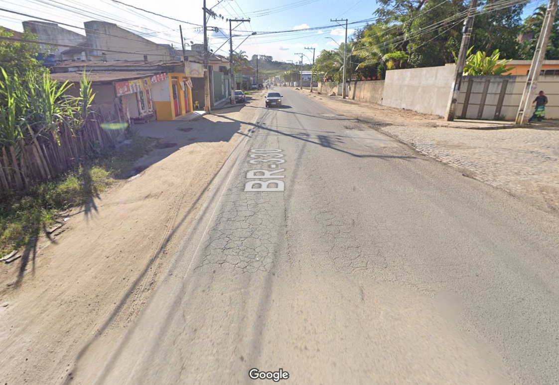 Ipiaú: usuários da BR 330 tem que enfrentar mais de 20 quebra-molas, semáforos e o trânsito urbano Ipiaú: usuários da BR 330 tem que enfrentar mais de 20 quebra-molas, semáforos e o trânsito urbano