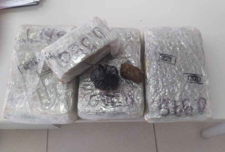 Ibirataia: Casal é preso com quase 4 kg de maconha na BA-120 Ibirataia: Casal é preso com quase 4 kg de maconha na BA-120