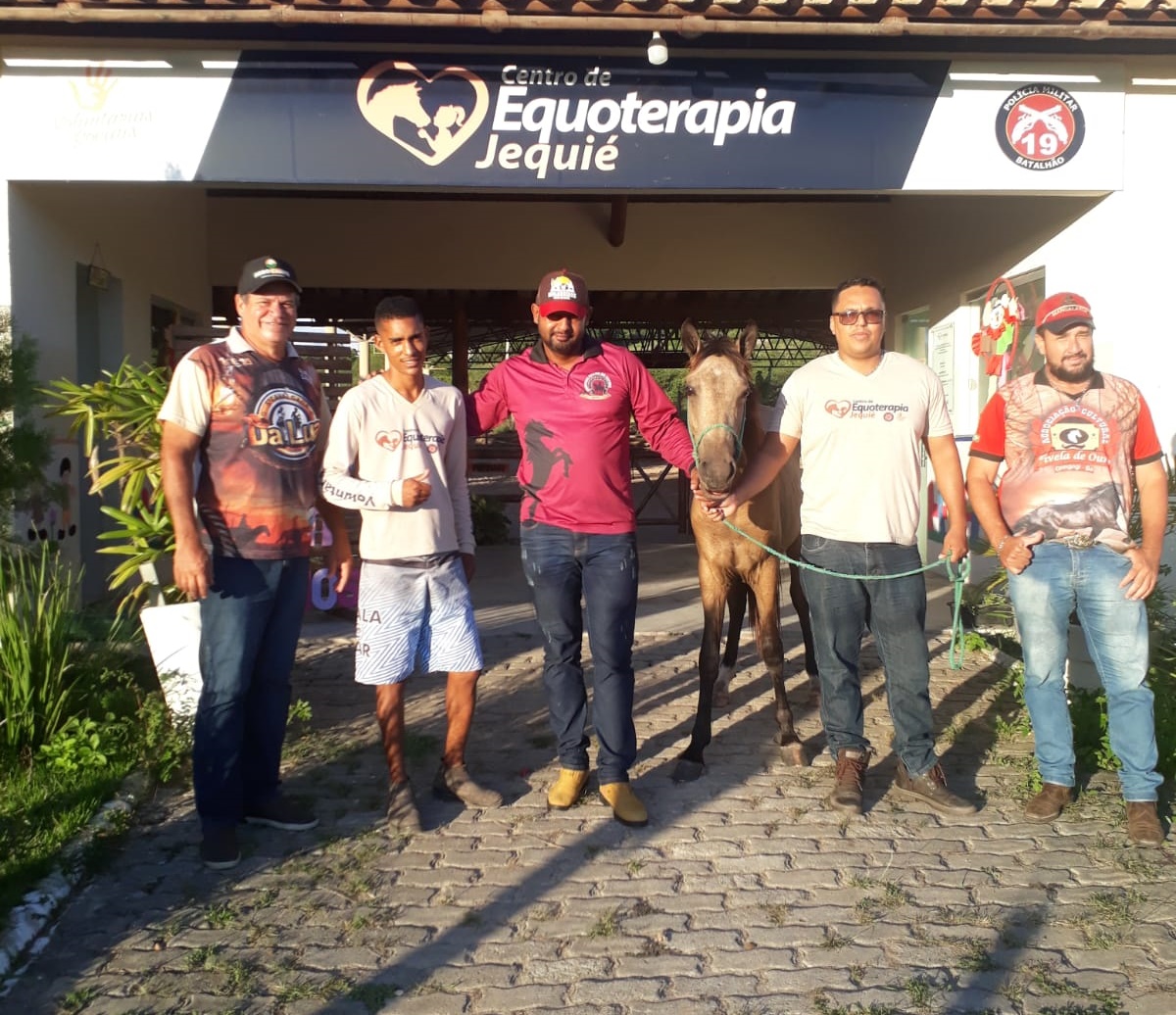 Associação de Cavalgadas do Sul da Bahia doou um cavalo para a Equoterapia de Jequié Associação de Cavalgadas do Sul da Bahia doou um cavalo para a Equoterapia de Jequié