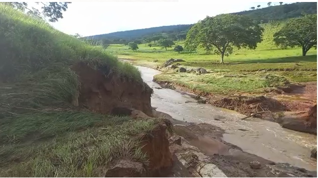Itiruçu: barragem se rompe e deixa estrada que liga a Lafaiete Coutinho interditada
