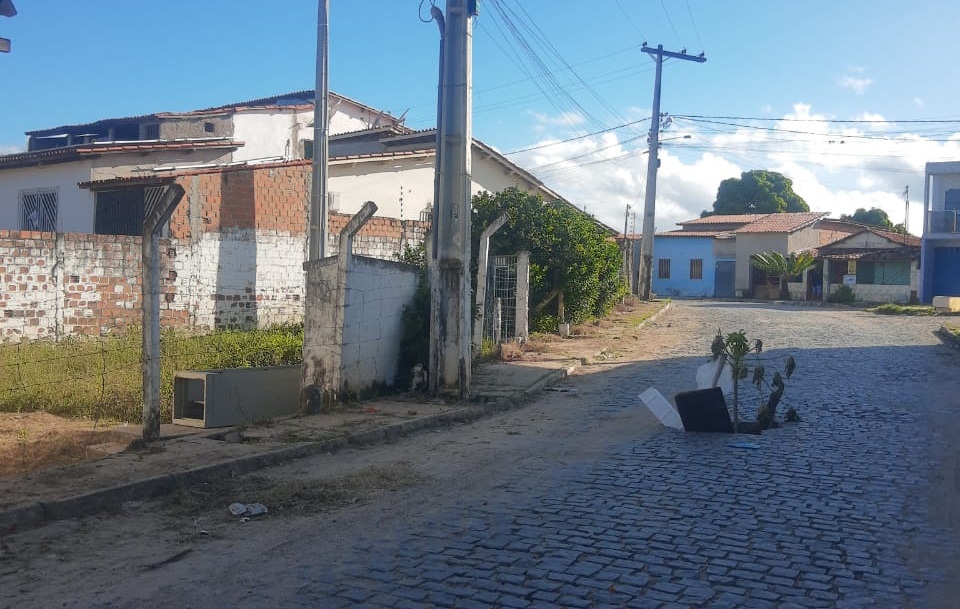 Poste da Coelba ameaça cair no bairro Itaigara Poste da Coelba ameaça cair no bairro Itaigara