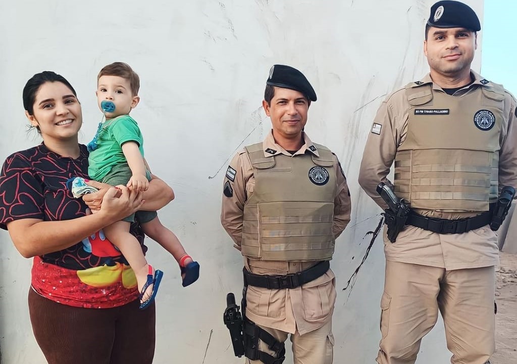 Policiais militares salvam menino engasgado em Poções