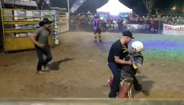 Peão de rodeio é pisoteado por touro durante a Expo Jequié Peão de rodeio é pisoteado por touro durante a Expo Jequié