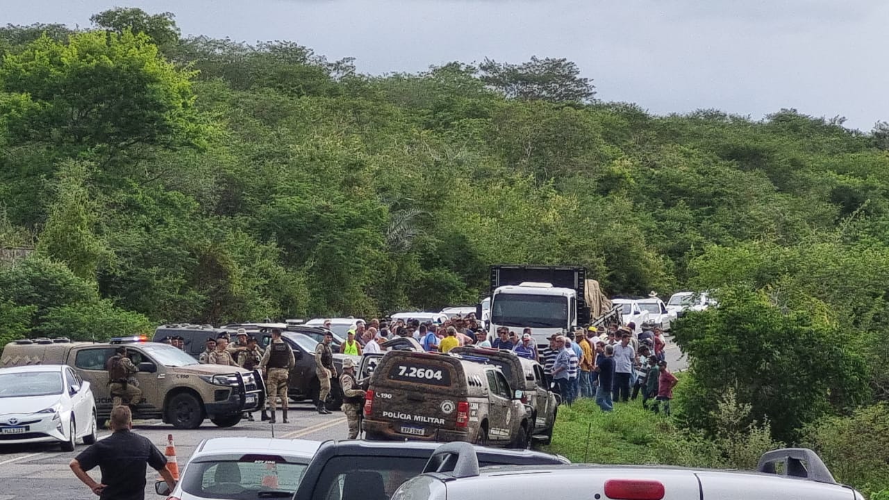 MST invade mais uma fazenda na Bahia e fazendeiros botam pra correr MST invade mais uma fazenda na Bahia e fazendeiros botam pra correr