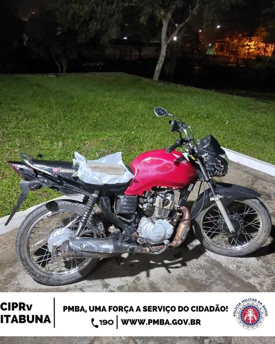 Bandido abandona droga e moto ao perceber blitz policial Bandido abandona droga e moto ao perceber blitz policial