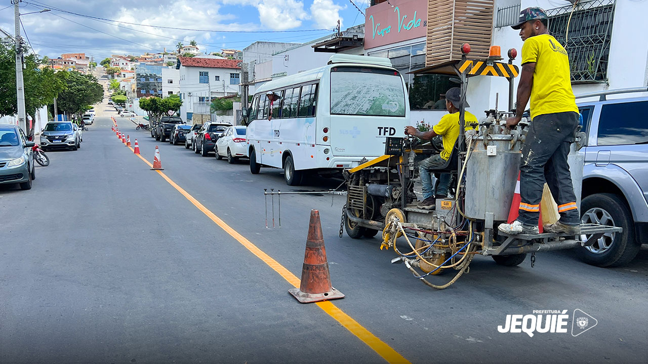 Prefeitura de Jequié inicia sinalização horizontal das vias públicas recém-pavimentadas Prefeitura de Jequié inicia sinalização horizontal das vias públicas recém-pavimentadas