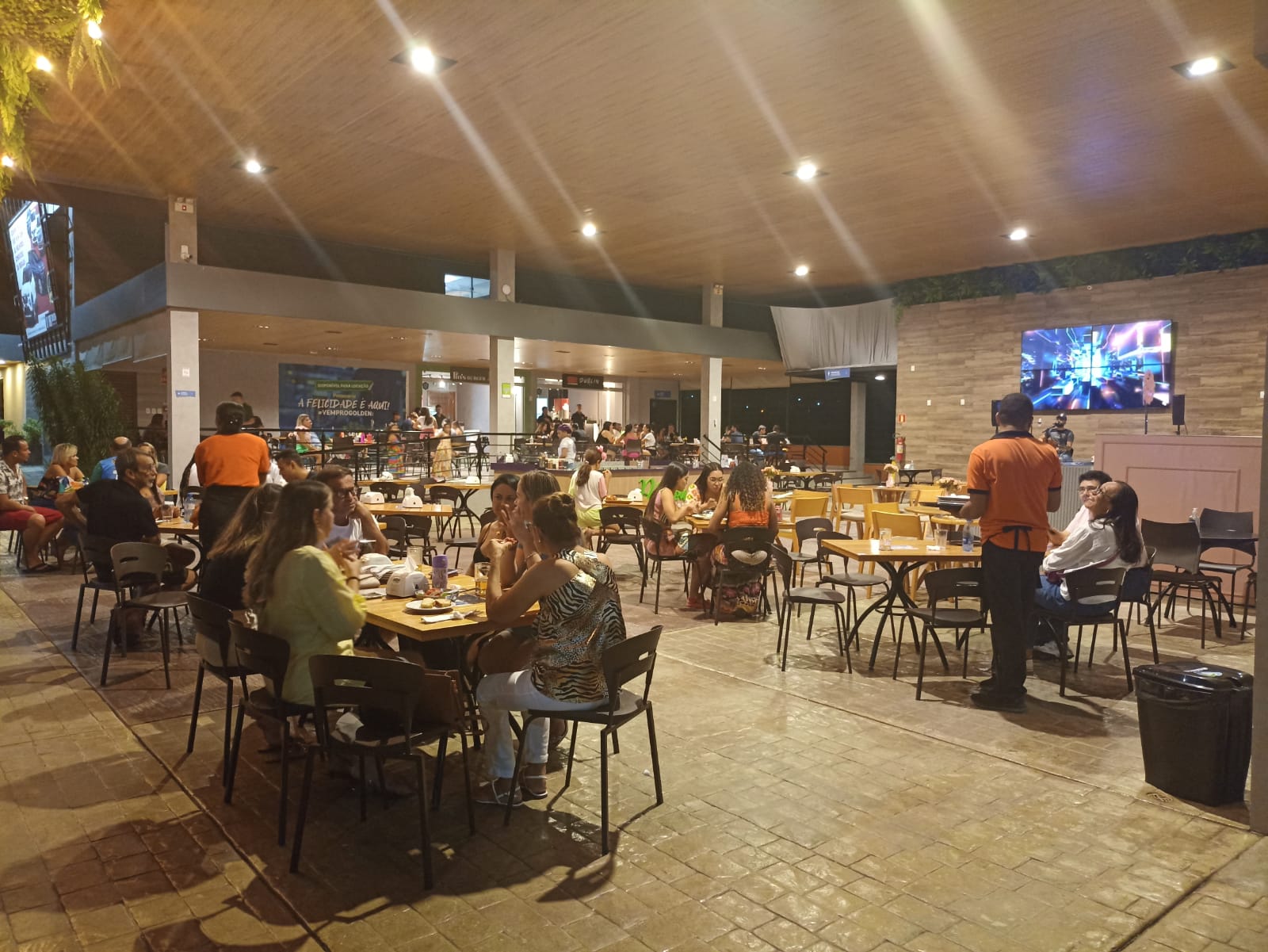 Programação musical do Golden Mall é das melhores opções para as noites de verão em Jequié Programação musical do Golden Mall é das melhores opções para as noites de verão em Jequié
