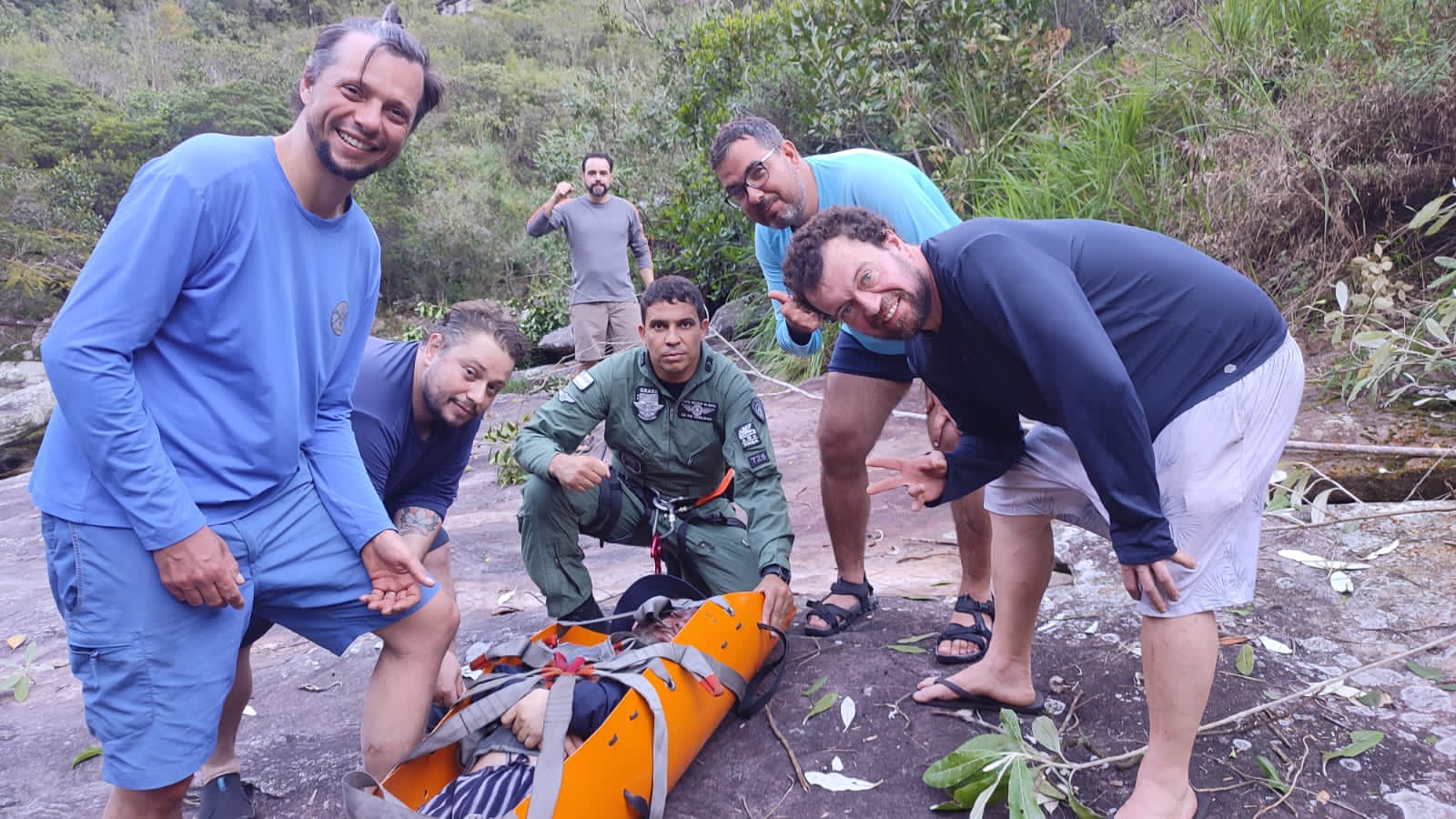 Policiais e bombeiros socorrem turista em Lençóis após queda Policiais e bombeiros socorrem turista em Lençóis após queda