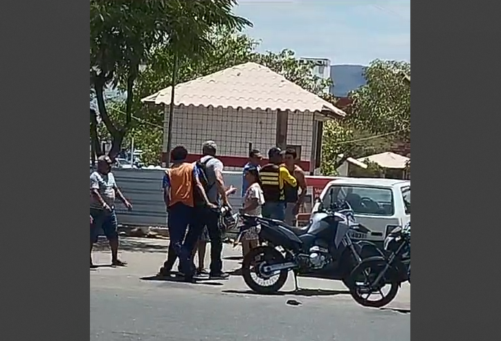 Vídeo: mais um funcionário da zona azul foi agredido a socos por um motorista enfurecido