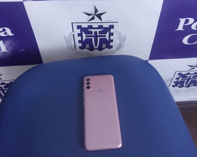 Mulher leva empurrão e tem celular furtado no Centro de Jequié Mulher leva empurrão e tem celular furtado no Centro de Jequié