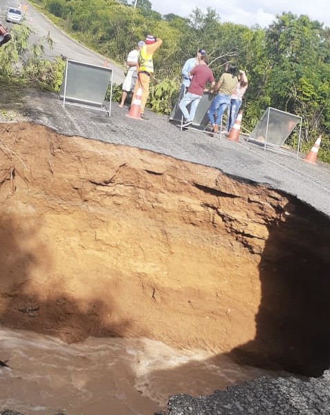 BA 026: açude transborda e deixa a rodovia totalmente interditada