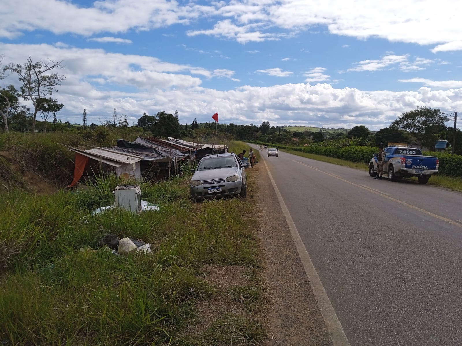 Usuários da BA 250 reclamam de acampamentos do MST as margens da rodovia, PRE faz alerta Usuários da BA 250 reclamam de acampamentos do MST as margens da rodovia, PRE faz alerta