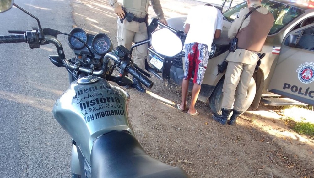 Aiquara: Motociclista tenta atropelar PM durante blitz, resiste a abordagem e é preso Aiquara: Motociclista tenta atropelar PM durante blitz, resiste a abordagem e é preso