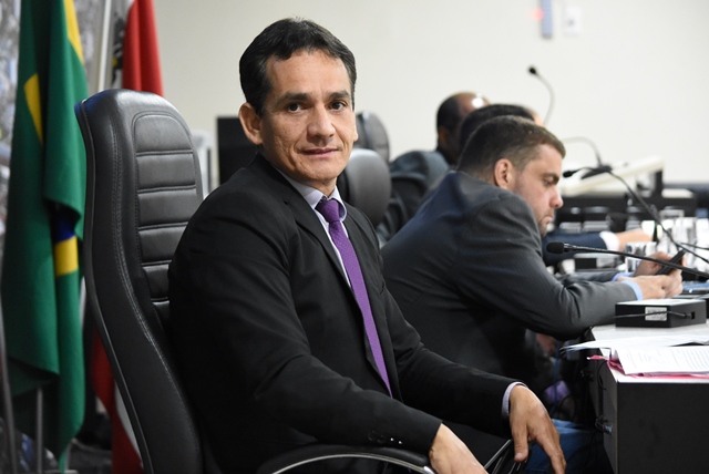 Gutinha defende a pavimentação asfáltica da Rua Antônio Brandão Gutinha defende a pavimentação asfáltica da Rua Antônio Brandão