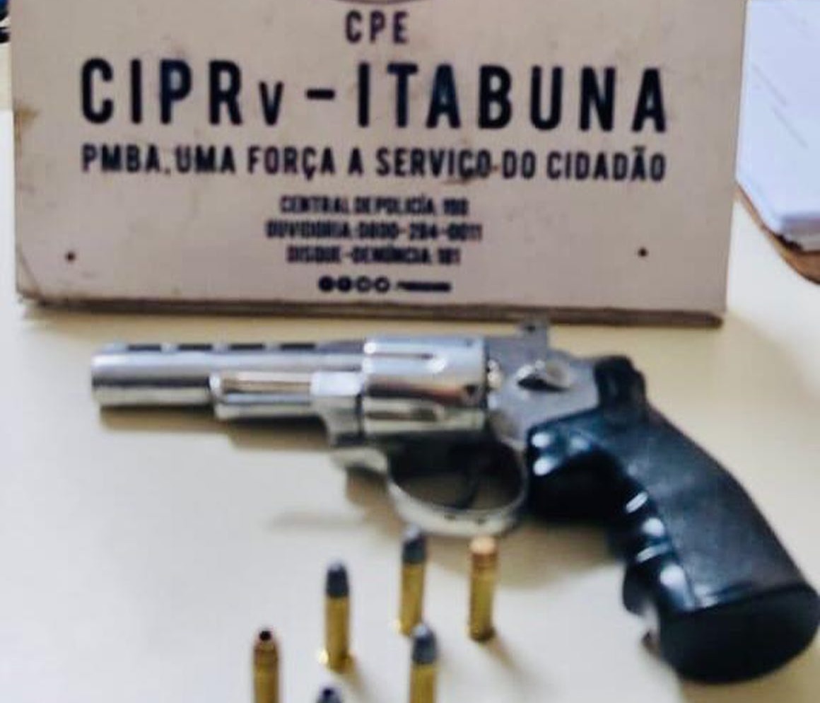 Durante perseguição polícia bandido atira objeto pela janela do carro