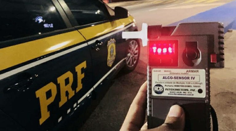 PRF prende motorista embriagado que dirigia caminhão em zigue-zague na rodovia PRF prende motorista embriagado que dirigia caminhão em zigue-zague na rodovia
