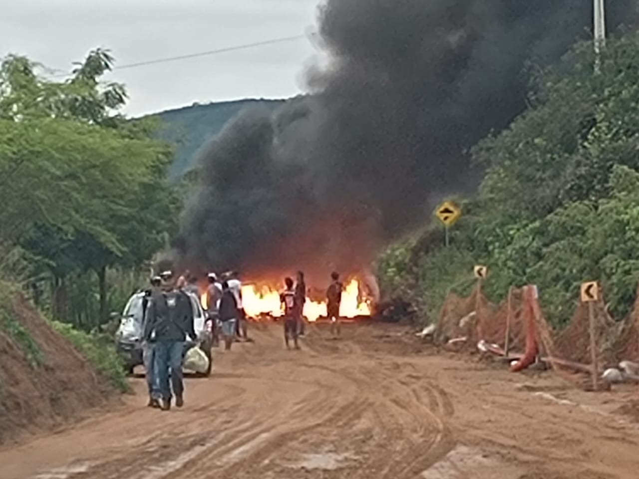 Maracás: população revoltada interdita a rodovia de Porto Alegre Maracás: população revoltada interdita a rodovia de Porto Alegre