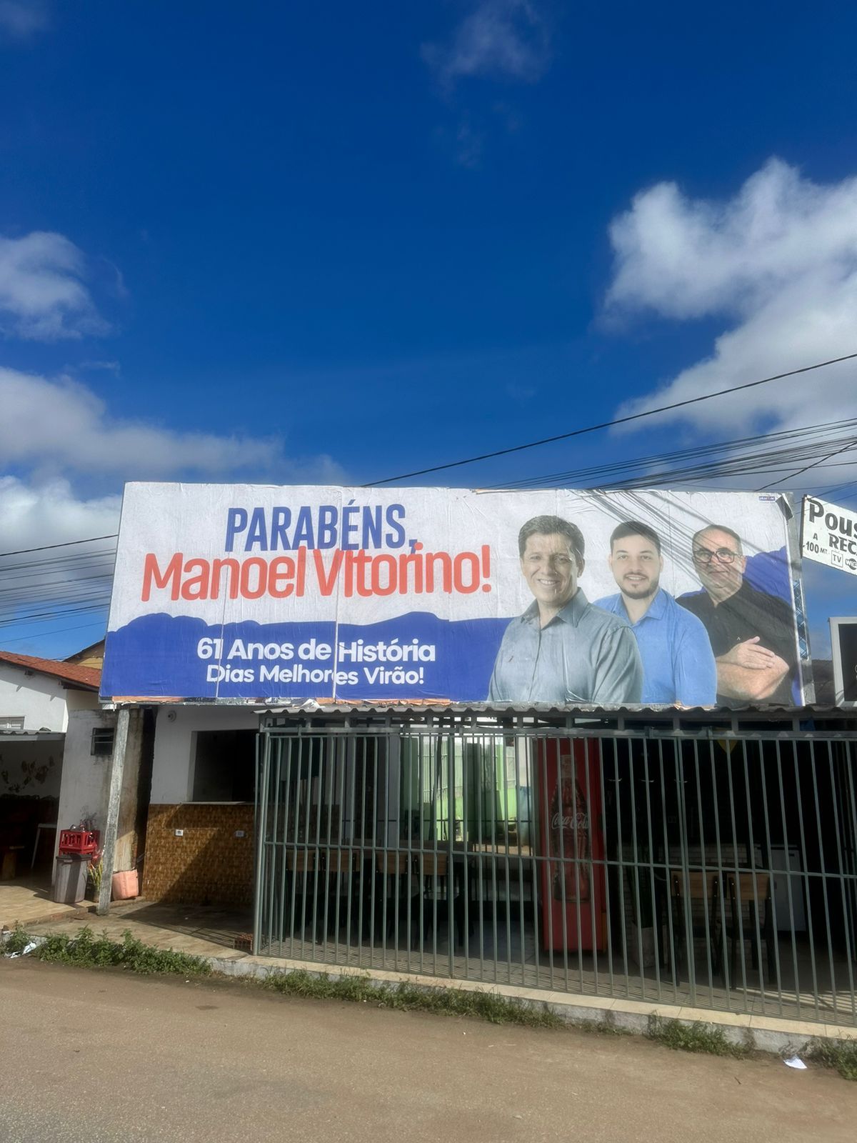 Com imenso outdoor, Zé Cocá, Hassan e Vinícius Costa saúdam aniversário de Manoel Vitorino