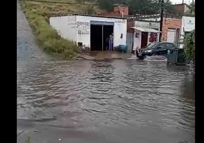 Chuva alagou mais uma vez a Rua Antônio Orrico, moradores cobram providências