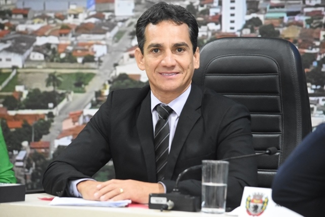 Gutinha defende a requalificação da pavimentação da Candinha Barreto Gutinha defende a requalificação da pavimentação da Candinha Barreto