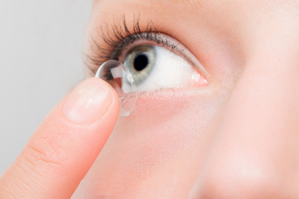 Lentes de contato: bons hábitos reduzem complicações oculares