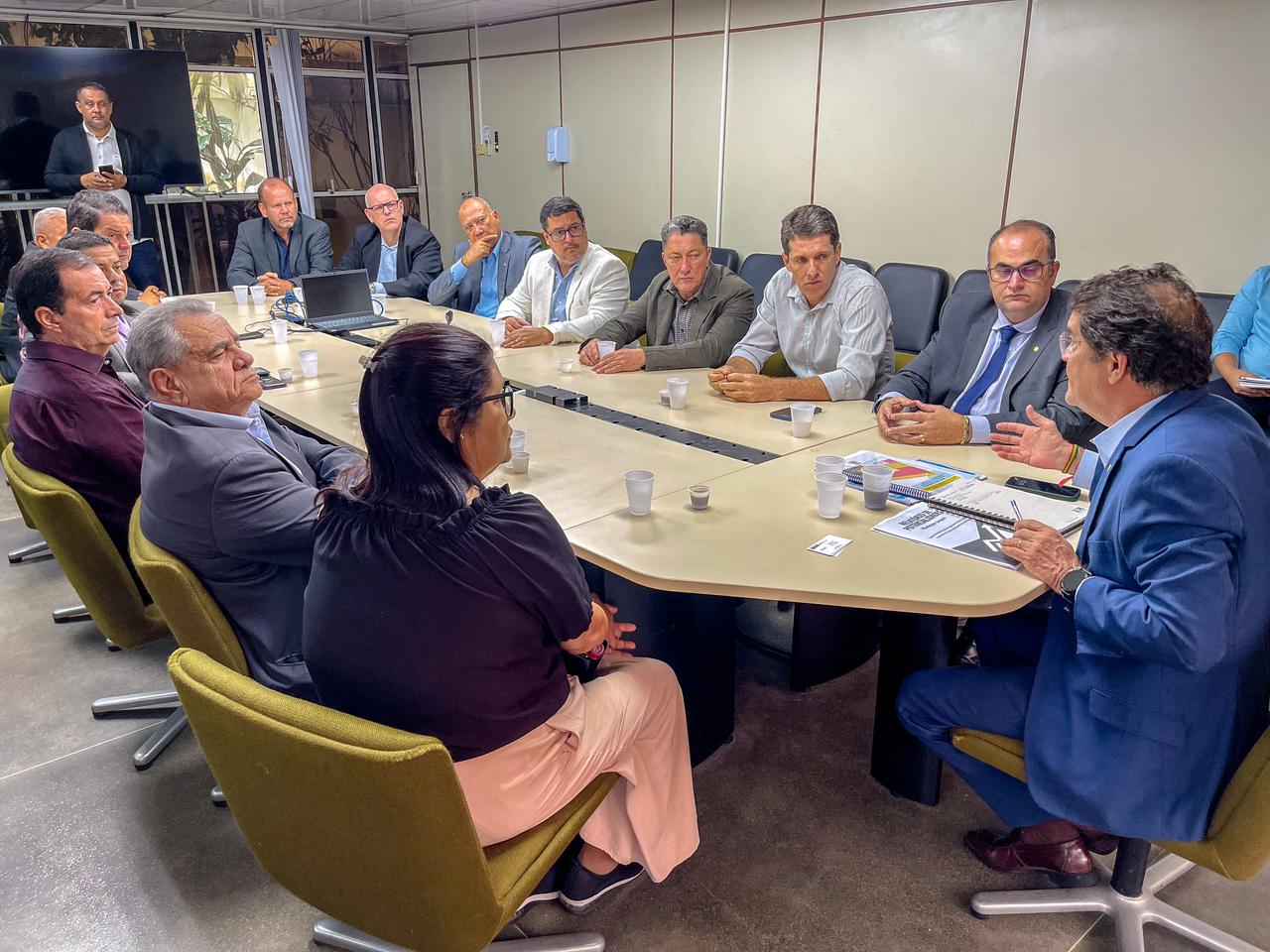 Hassan e lideranças de Jequié entregam à SDE proposta de estudo técnico para Polo Multimodal Hassan e lideranças de Jequié entregam à SDE proposta de estudo técnico para Polo Multimodal