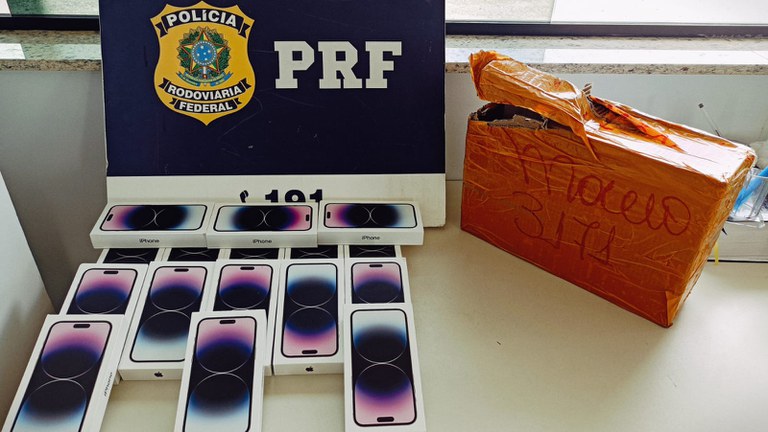 PRF apreende carga de iPhones de última geração em trecho baiano da BR 116 PRF apreende carga de iPhones de última geração em trecho baiano da BR 116