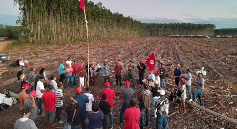Com a chegada de Lula ao poder aumenta o crime de invasões de terras pelo MST no Brasil Com a chegada de Lula ao poder aumenta o crime de invasões de terras pelo MST no Brasil