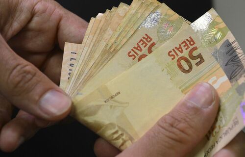 Salário mínimo pode ser reajustado para R$ 1.320 somente em maio Salário mínimo pode ser reajustado para R$ 1.320 somente em maio