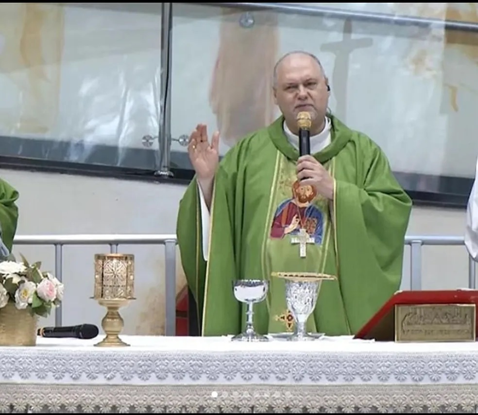 Bispo brasileiro questiona Vaticano se pessoas trans podem receber batismo e testemunhar em casamentos religiosos Bispo brasileiro questiona Vaticano se pessoas trans podem receber batismo e testemunhar em casamentos religiosos