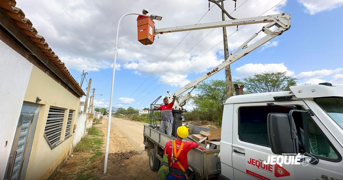 Instalação de novos postes e placas de LED no São Judas Tadeu