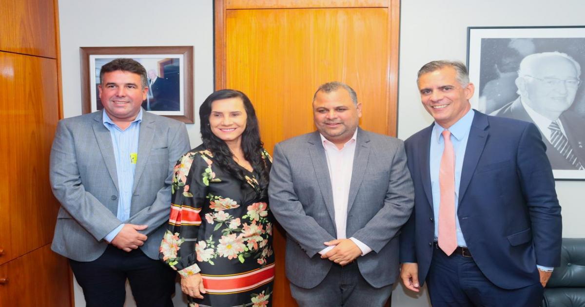 DEPUTADO LEUR LOMANTO JR ATENDE PEDIDO DA VEREADORA JEANE ROCHA E DESTINA 100MIL PARA APAE DE JITAÚNA.