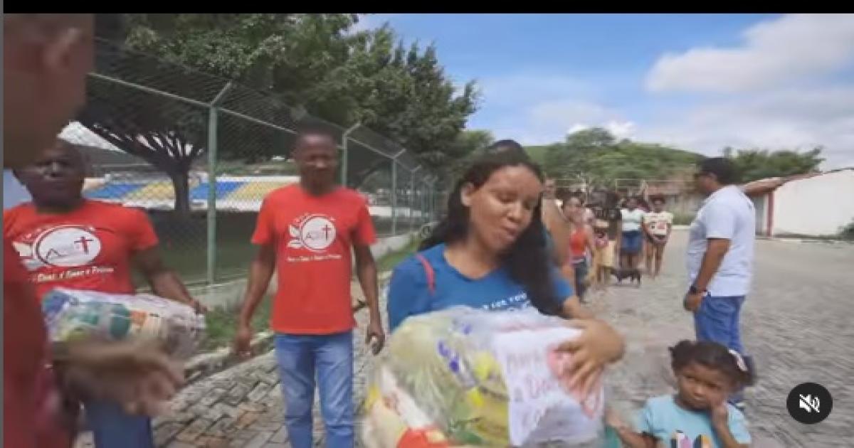 Bispo Bruno Leonardo distribuiu toneladas de alimentos para famílias afetadas pela enchente em Jequié
